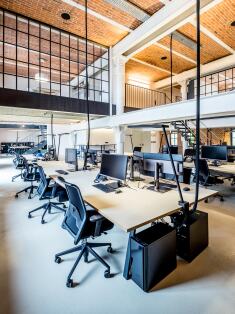 Din multi-person linoleum desk, design & planning: Spaceworks GmbH, photographer: Joachim Wagner