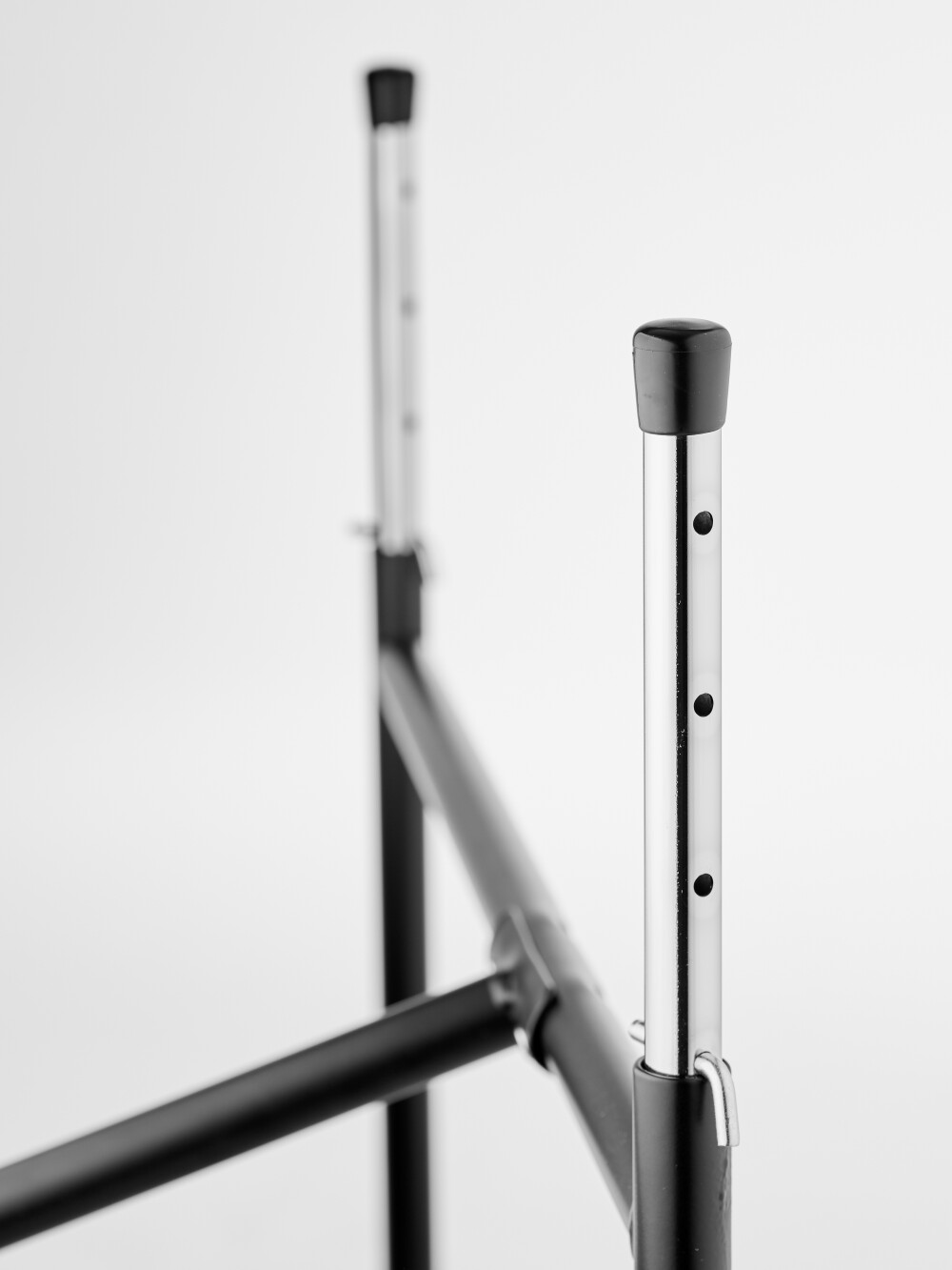 Detailansicht der langen Höhenversteller (5 Löcher) für das E2 Tischgestell mit mehreren Rasterstufen.