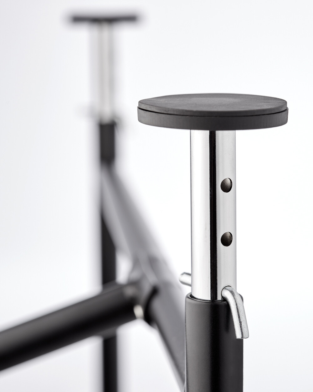 Detailansicht des Plattenträgers zum Anschrauben am E2 Tischgestell für stabile Plattenbefestigung.