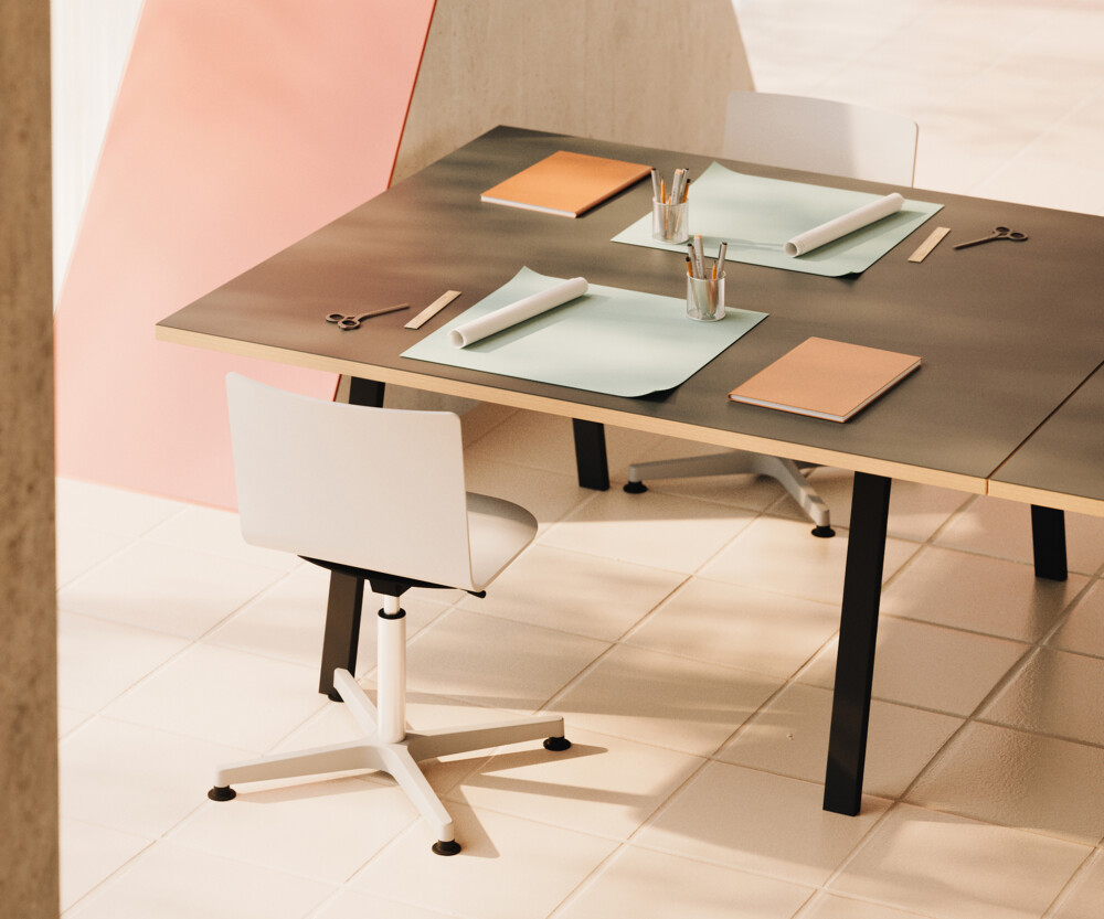 Arbeitstisch aus rechteckigen, mit dunklem Linoleum beschichteten Holztischplatten, montiert auf DIN-Tischbeinen aus Aluminium von Michel Charlot für FAUST Linoleum