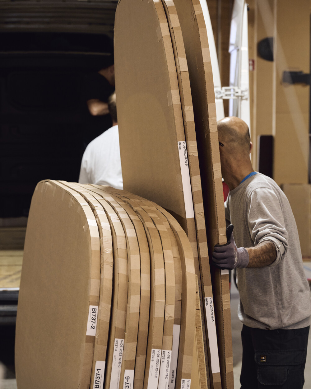 Verpackte Tischplatten werden bei Faust für den Versand vorbereitet – präzise etikettiert und sorgfältig von Hand verladen.