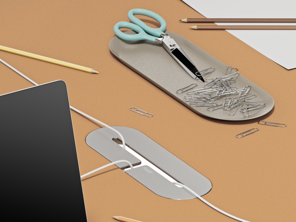 Flip-Kabeldeckel aus Aluminium und Linoleum, flächenbündig in lederfarbene Faust-Tischplatte eingelassen – Büro-Setting mit Zubehör.