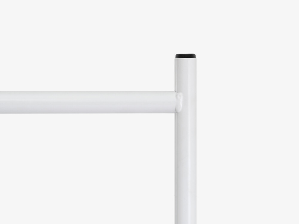 Verkehrsweißes E2-Gestell mit mittiger oder versetzter Strebe – perfekt für lange Schreibtischplatten.