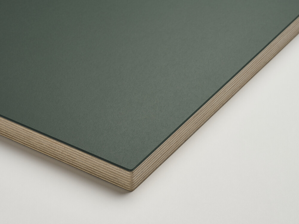 Detail of a Faust table top with matt linoleum surface in Conifer and 2.6 cm thick multiplex edge made of solid birch.