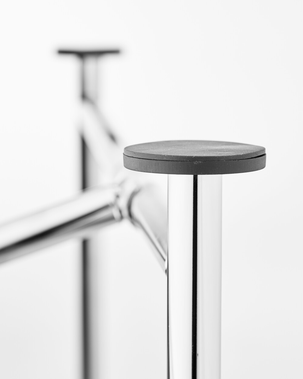 Plate holder for E2 table frame with round anti-slip plate for secure hold.