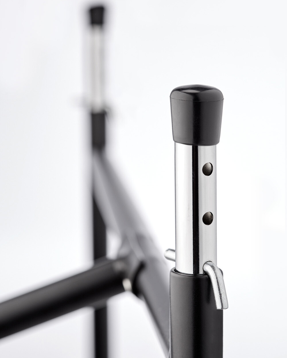 Detailansicht des kurzen Höhenverstellers (4 Löcher) mit Außenstopfe für das E2 Tischgestell.