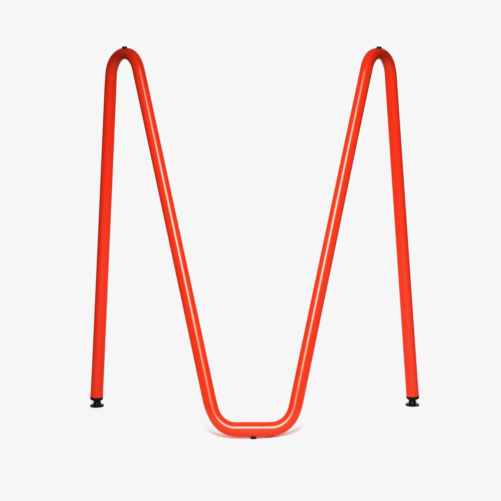 Sinus Tischbock in Größe M/L aus pulverbeschichtetem Stahl, gezeigt in Blutorange (RAL 2002).