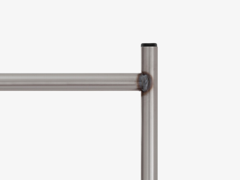 E2-Tischgestell klarlackiert mit mittiger oder versetzter Strebe – ideal für Schreibtische mit mehr Beinfreiheit.