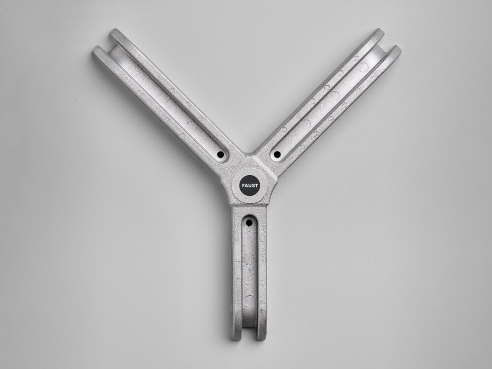 Y-shaped connector by Faust in silver finish, top view showing the connecting element for Outline tables.
