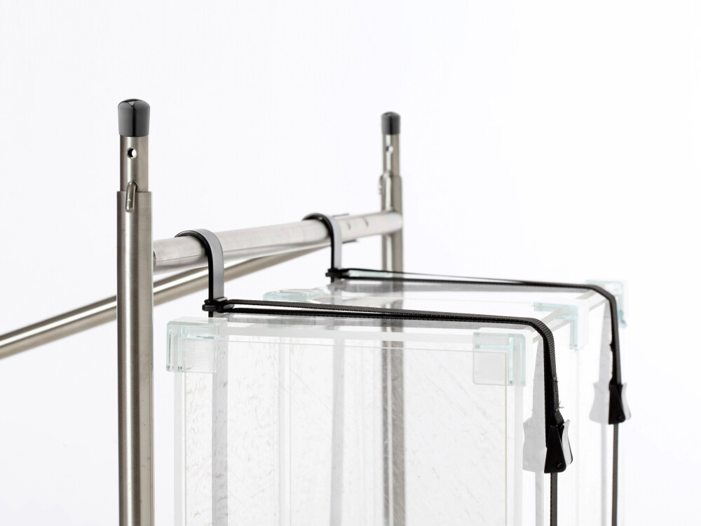 PC-Halter aus pulverbeschichtetem Stahl, montiert am E2 Tischgestell zur Aufhängung eines Computergehäuses unter der Tischplatte.