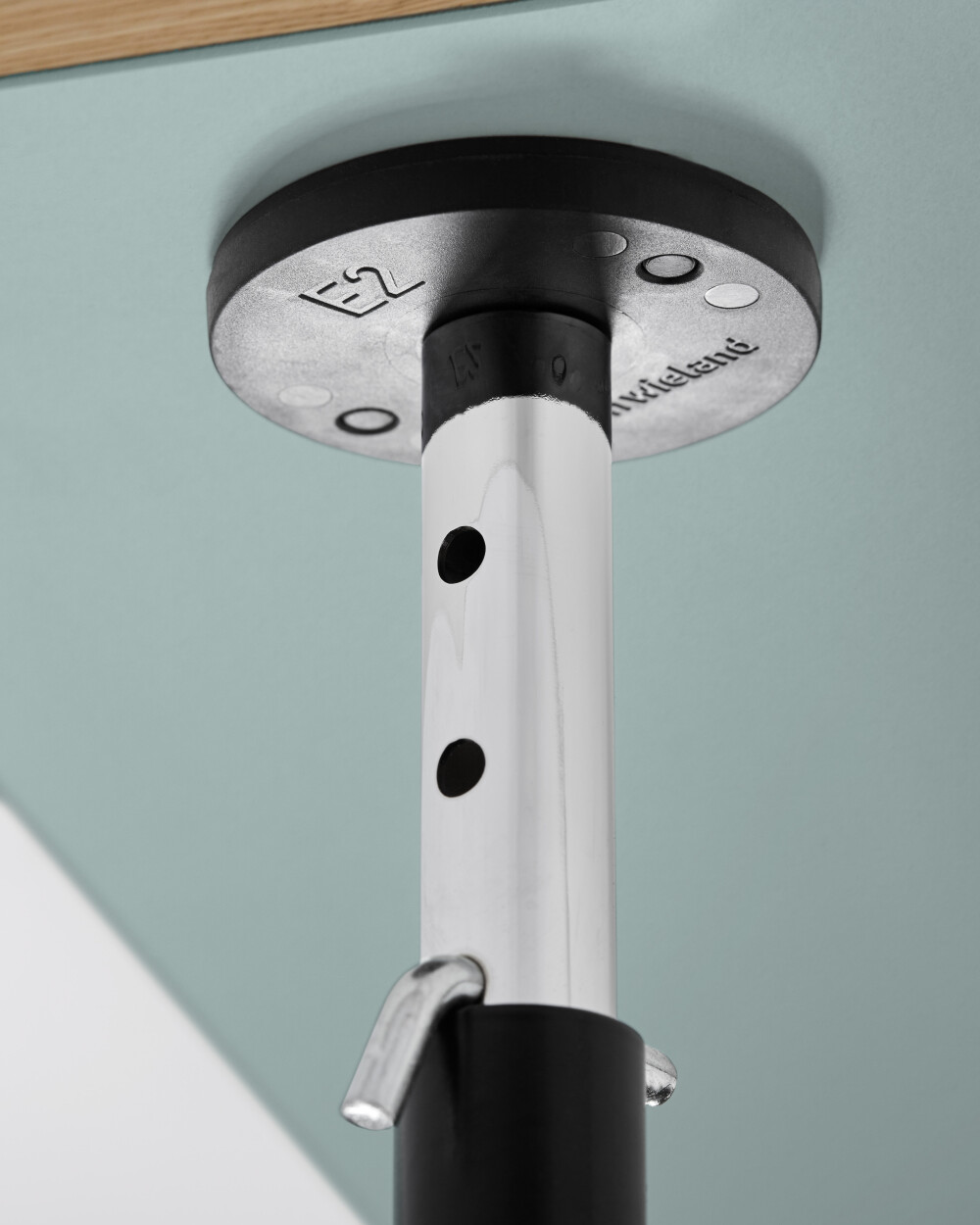 Plate holder on the E2 frame, protects and stabilizes the double-sided coated linoleum plate.